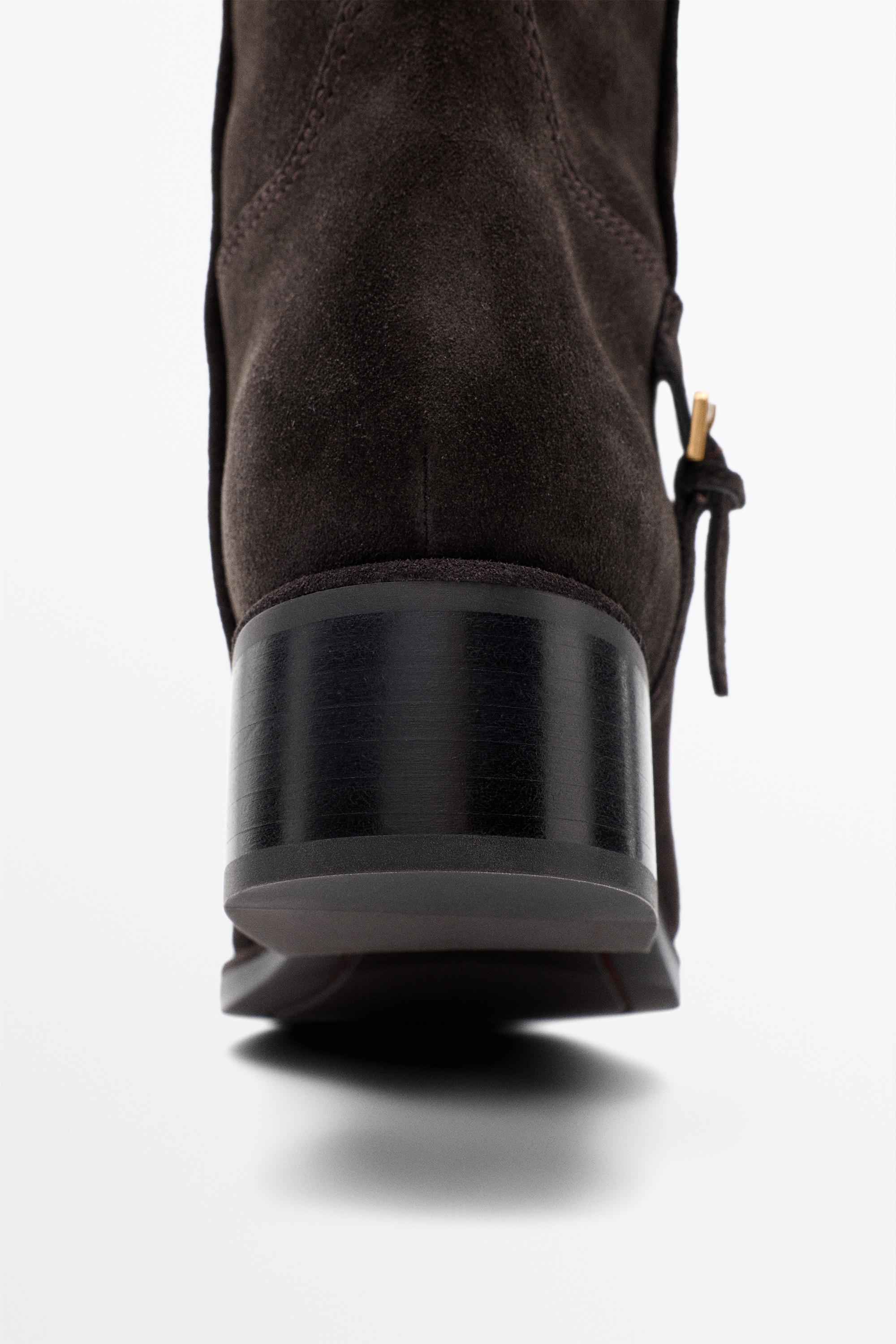 Botte plate en croûte de cuir avec boucle latérale